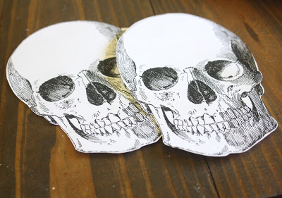 Easy DIY Halloween table runner - great idea for our Halloween party!