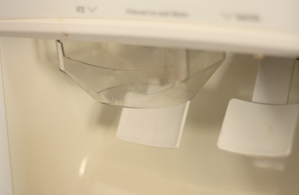 HOW TO CLEAN AN ICE MAKER ON A REFRIGERATOR