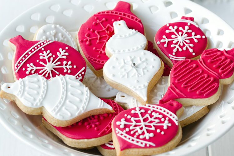 The perfect sugar cookies that never lose their shape. Easy, gorgeous & delicious!