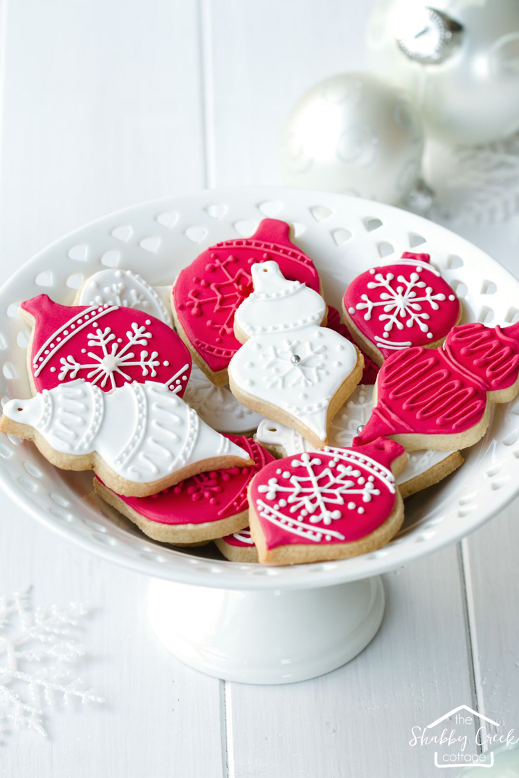 The perfect sugar cookies that never lose their shape. Easy, gorgeous & delicious!