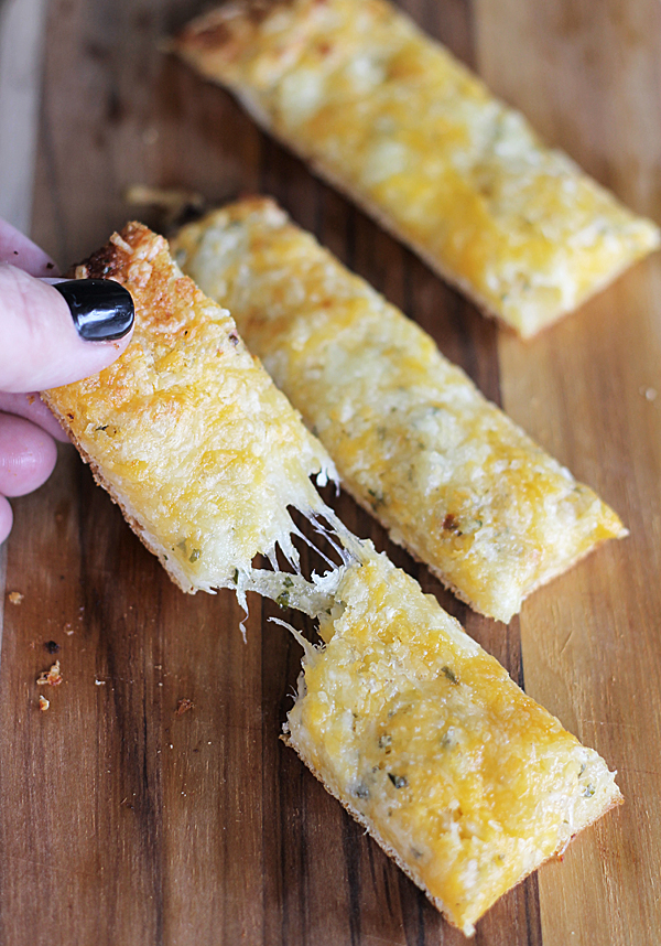 Hidden Valley Ranch Cheese Bread - a fun twist to boring cheese bread with the flavors of ranch inside. I'm making this for our next potluck!