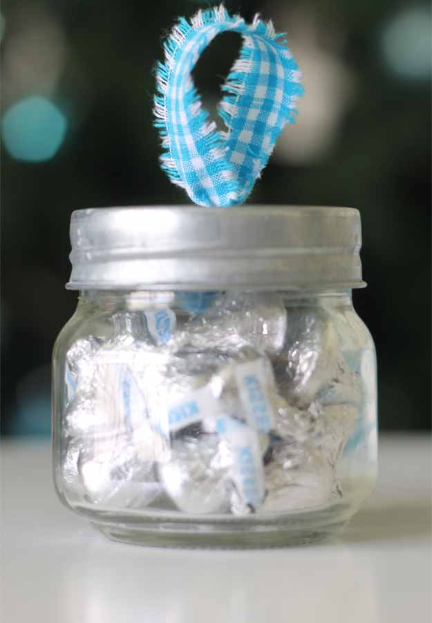 Super cute mason jar ornament - love this idea for small gifts! Looks so easy!