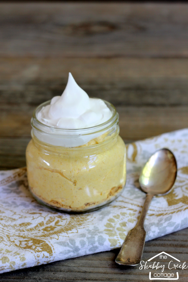Easy no bake pumpkin cheesecake - such an easy recipe. Adding this one to my faves!