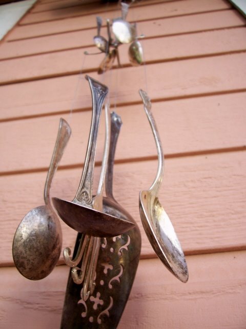 So many great ways to use old silverware. I need to try to find a couple of pieces to make this one!
