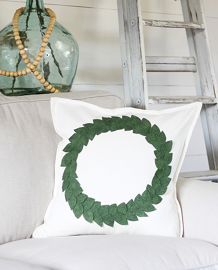 How to make a DIY wreath pillow in minutes - love this easy craft idea!