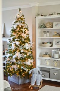 Use feathers to look like snow - adding this one to my Christmas tree decorating ideas this year!