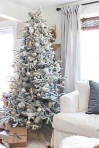 Frosty look - beautiful Christmas tree decorating ideas.
