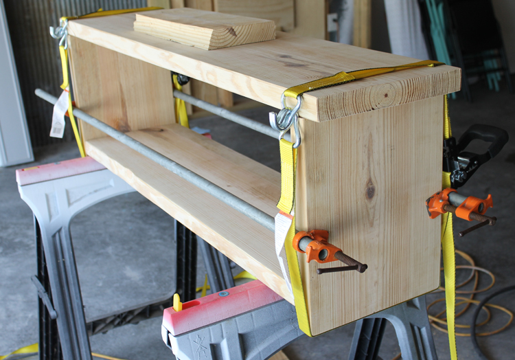 Great tutorial on how to build a storage bench - one board... one hour... no screws!