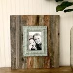 this pretty farmhouse style photo frame is so easy - and you can do it in about 15 minutes! #farmhousestyle #photoframe #easydiy #upcycled #diyprojects #diyideas