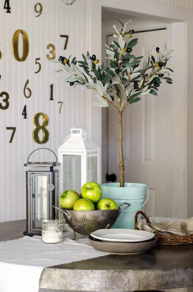Where to find the best artificial plants - these are SUCH great options for great artificial plants on a budget! #farmhousestyle #farmhouse #farmhousedecor #decorating #fauxgreenery #fauxplants