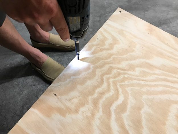 Great easy DIY version of how to make custom corn hole boards - step by step process that walks you through it from beginning to end. Awesome beginner project