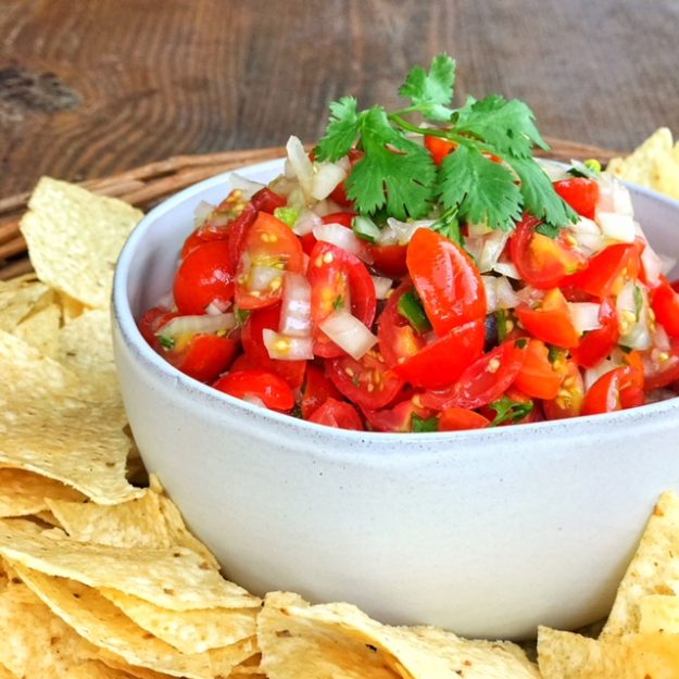 The perfect pico de Gallo that's easy and OH so good! It's better than any homemade version I've ever tried - and just as good as my favorite local place! #recipe #texmex #picodegallo #mexicanrecipes #food #foodblogger